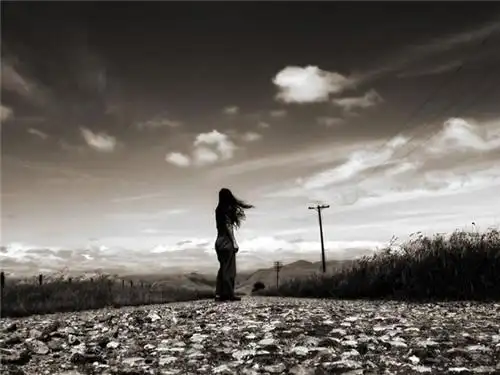 唯美孤独忧伤图片 不愿意醒来时,台灯投射在墙上只有我孤独的身影.