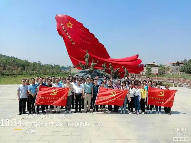 在白芒坑红色革命遗址讲解员的引领下,党员们参观了当年红军生活用品