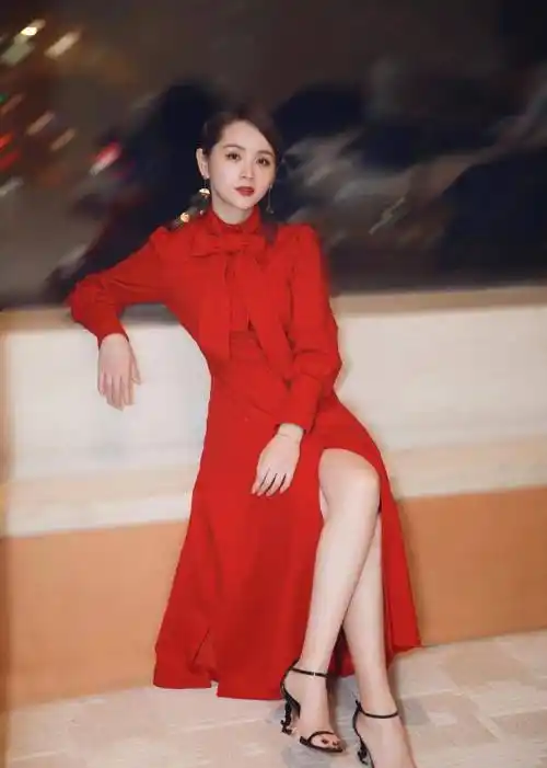 邓莎的时尚感太高级,"麻将布"穿身上意外耐看,裙型超经典_风格_长裙