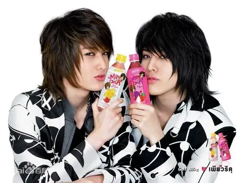 看当时的照片也是一股浓浓的日韩偶像团体 洗剪吹的混合泰味,还满亮