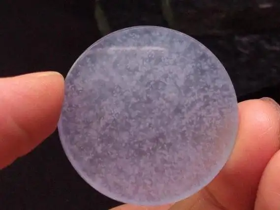 翡翠的结构,是晶体纤维交织结构,在特定的光线角度下,会有星星点点的