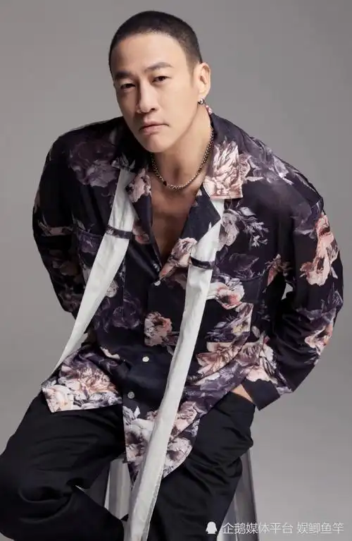 47岁型男何润东,寸头大片荷尔蒙爆棚,毫无大叔油腻感!_腾讯新闻