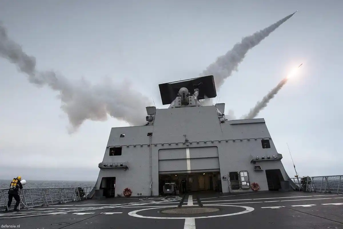 荷兰七省级护卫舰"埃弗森"号,排水6千吨,4部雷达,40枚导弹