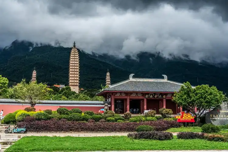 大理苍山云雾中崇圣寺三塔