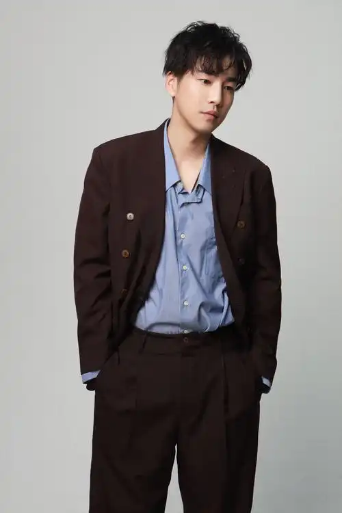 1/ 12 近日,演员邹廷威最新时尚写真曝光.