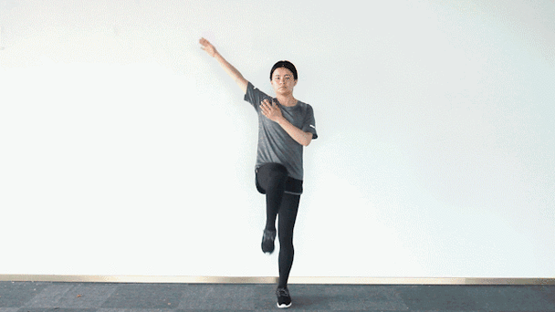 缓解肩周炎的动作:屈肘甩手, 手指爬墙,体后拉手