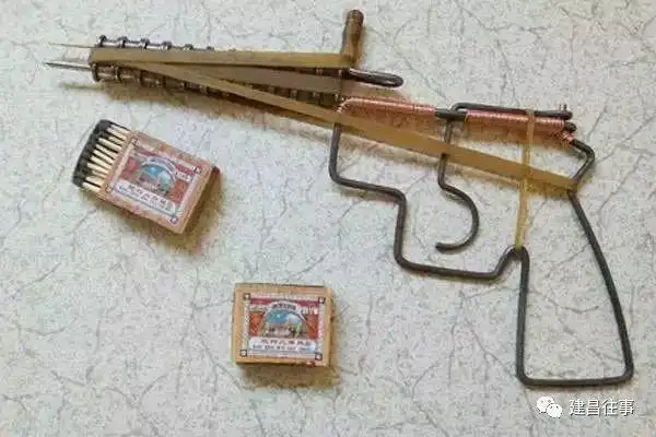 洋火枪,是由二八自行车上的链条,铁丝,车带圈制作