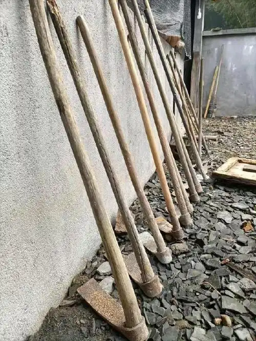 根据锄刃的大小依次排开的各种锄头