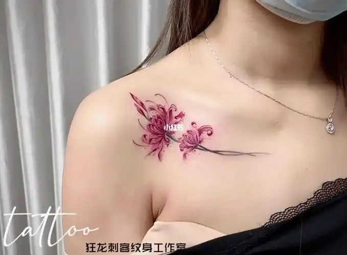 小清新风格锁骨彼岸花纹身#彼岸花   #彼岸花纹身  #锁骨纹身  #花臂
