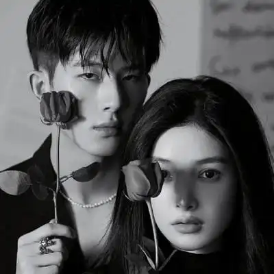 姿势暧昧的情侣头像