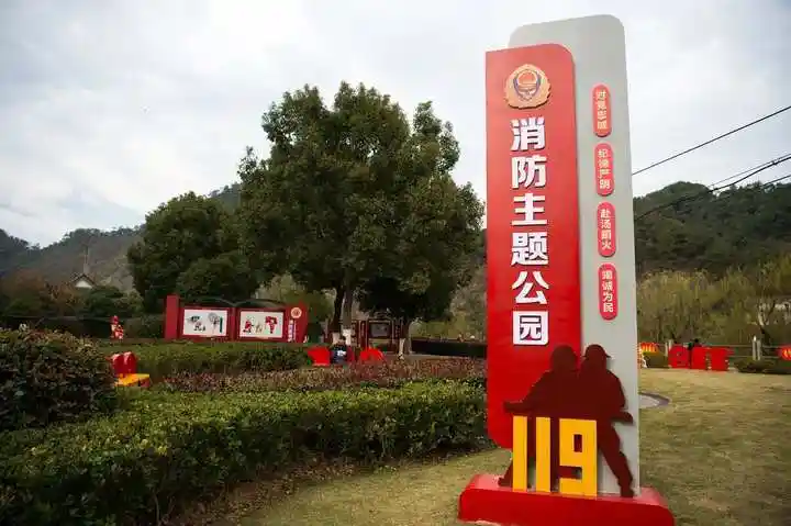 萌萌的消防员塑像,红黄相间的119长凳……近日,桐庐首个消防主题公园