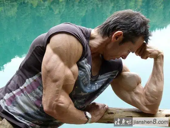 45岁"搬砖工"体脂逆天:肌肉如人体标本_健身吧