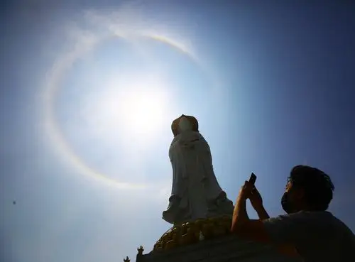 三亚南山:春分日晕景观 如"佛光"绚丽迷人