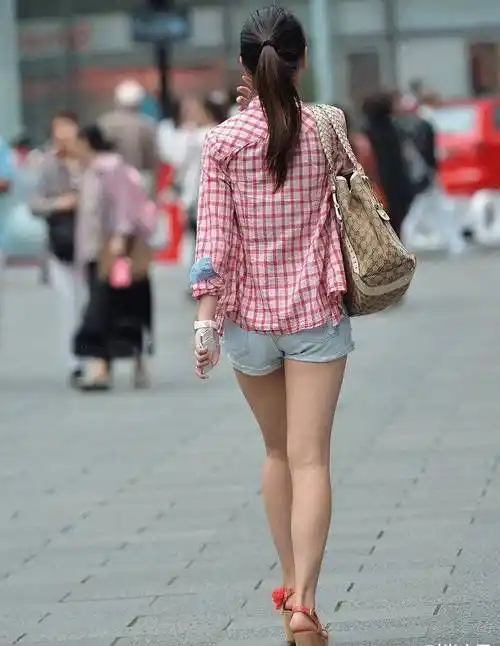 时尚妹子格子衬衫搭配牛仔短裤,有气质还显腿长!