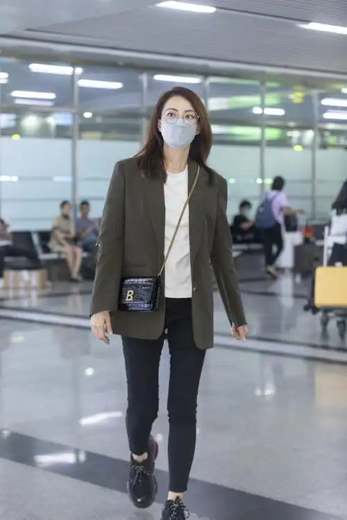 【一点资讯】霍汶希身穿西装t恤牛仔裤亮相 颜值,身材,气质一样都不能