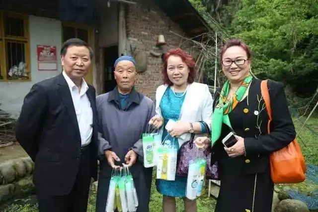 活动结束后,隆力奇董事长徐之伟带领经销商傅以平,王静一行前往