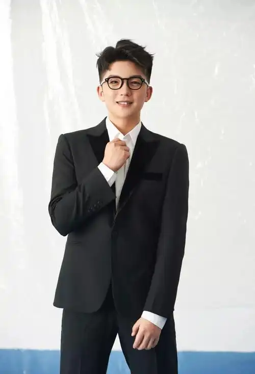 90后新主播林晓带你感受东海水晶的前世今生