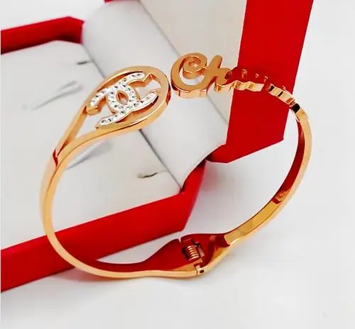 香奈儿手镯,18k玫瑰金,原价1220,链接:http://item.taobao.com/item.