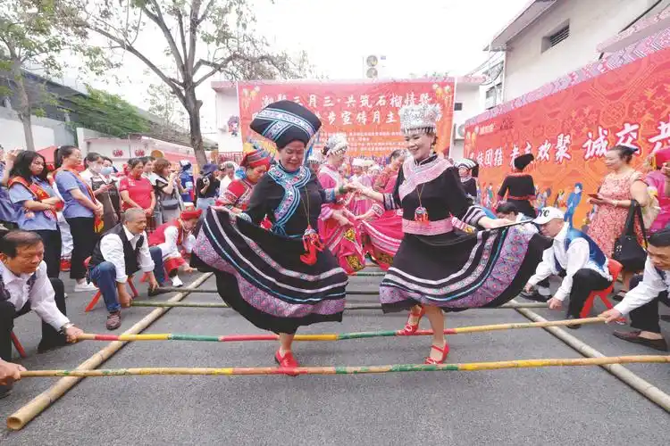 各族群众欢聚一堂 喜迎"壮族三月三"|广西_新浪财经_新浪网
