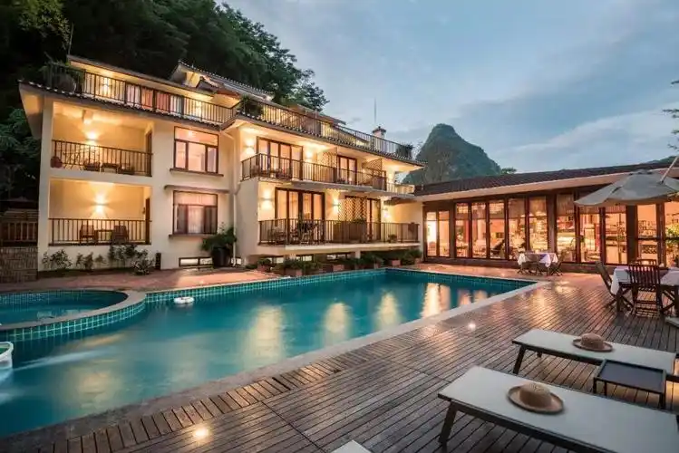 阳朔云舞度假酒店位于阳朔十里画廊核心景区,金宝河畔.