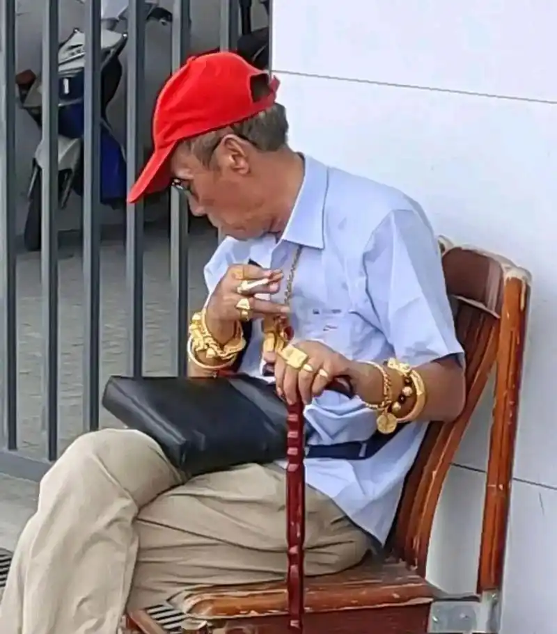 大爷也敢时尚了,穿金戴银 #中国版chatgpt来了# #搞笑趣味图