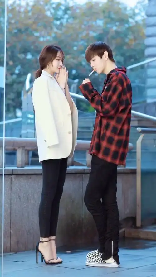 小姐姐撩衣服的瞬间好暖心啊!