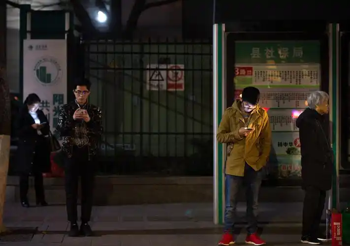 不同年龄的人在等车.