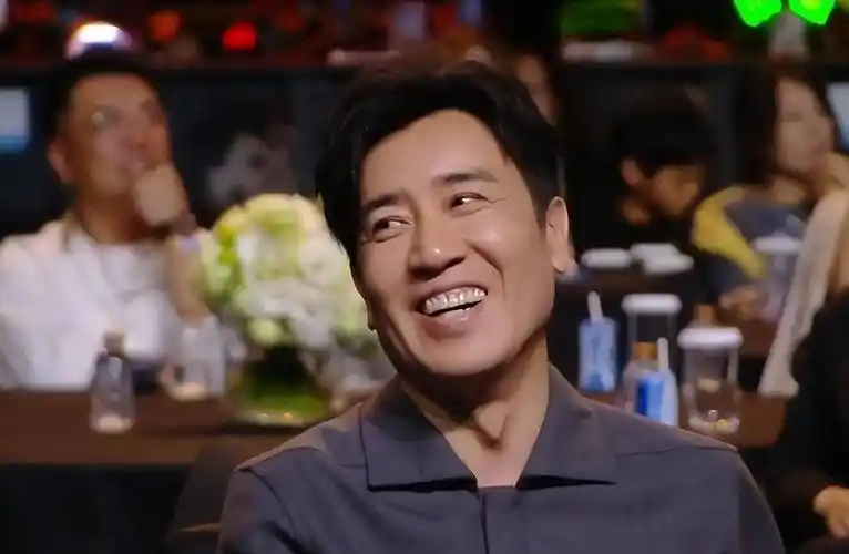 于和伟获最受瞩目奖,演戏24年却因蹦迪大火,如今凭一吻再度出圈_杨幂