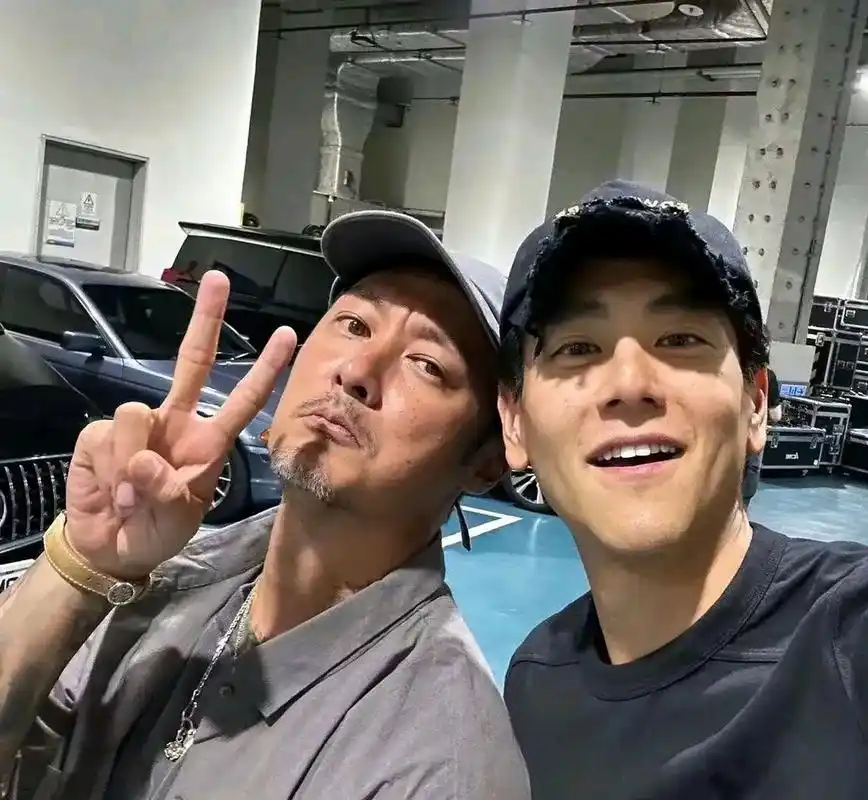 余文乐81年,彭于晏82年,这么一对比,像父子.[笑哭]