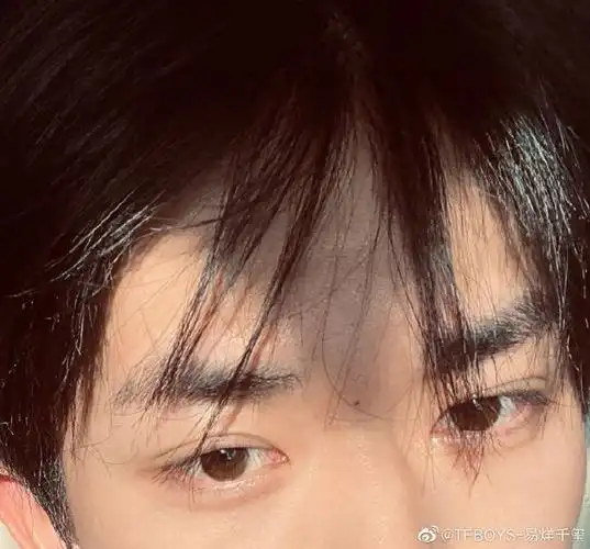 易烊千玺晒自拍上镜颜值超能打