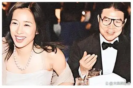 霍家清明扫墓都穿运动服霍中曦身高惊人个头已到妈妈肩膀