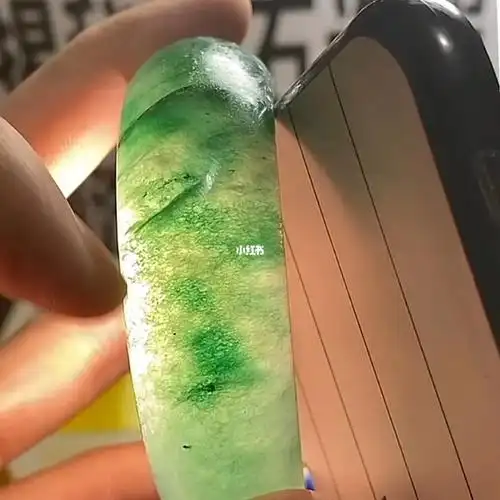 主播说这是天然翡翠的纹路