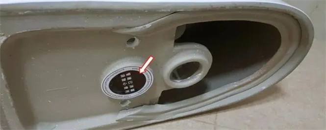 马桶底部两个孔怎么堵住一个-楼盘网