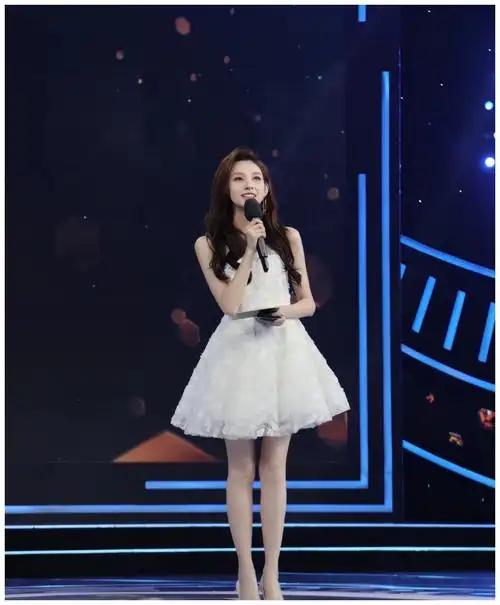 央视主持马凡舒走秀泳裤意外滑落淡定走完全程谁爱看谁看