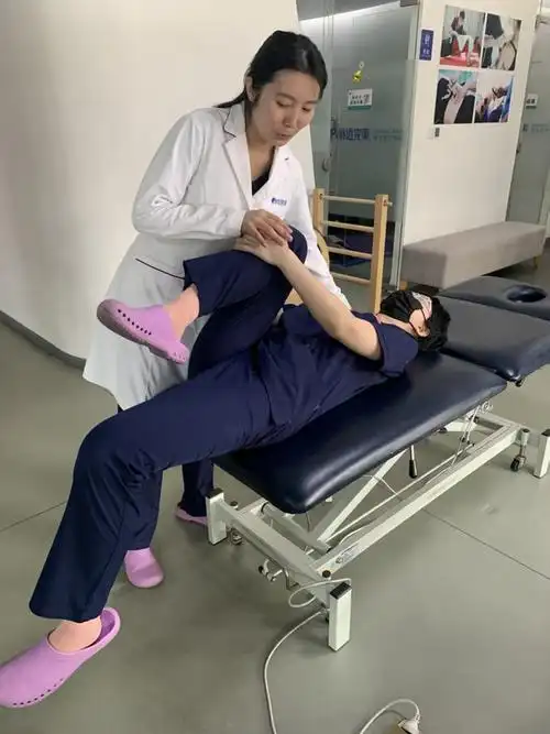 接下来进行髋关节屈曲度的托马斯试验,也是检测髂腰肌最重要的试验.