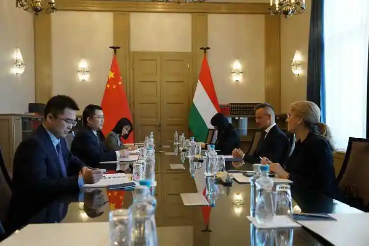 驻匈牙利大使龚韬会见匈外交与对外经济部部长西雅尔多_中国—中东欧