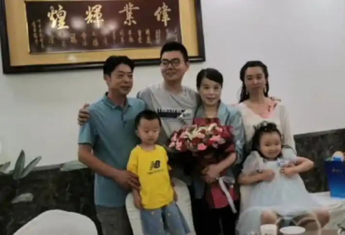 许敏姚爸为郭威过生日,一家人非常和谐,熊磊却在墓地为姚策庆生