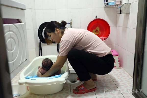 刚出生的宝宝,多久洗一次澡最好?洗澡的时候要注意什么呢?