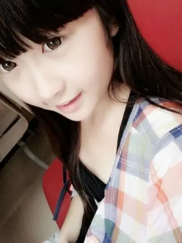 初一女孩的照片和这个长的差不多