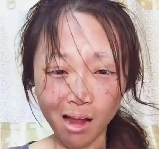 村里"二傻子"被抛弃,自学邪术,黑化归来 网友:真长脸