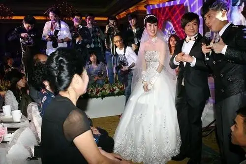 beyond叶世荣大婚 26岁新娘家居照公开(组图)