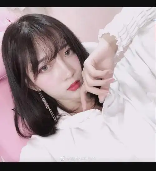 旭旭宝宝抱着蛮兔拍照看到蛮兔的照片网友比韩茜茜还漂亮