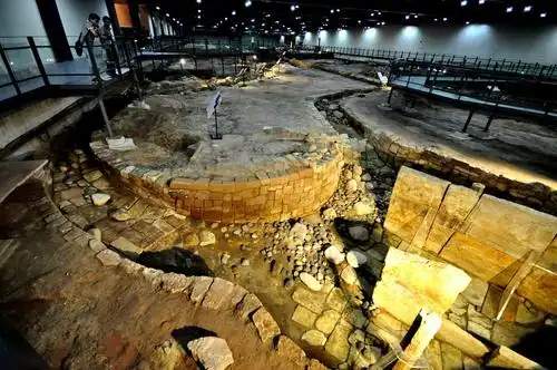 据说在三国时期,孙权曾经听说赵佗墓里有无数的宝藏,就派人带着数千名