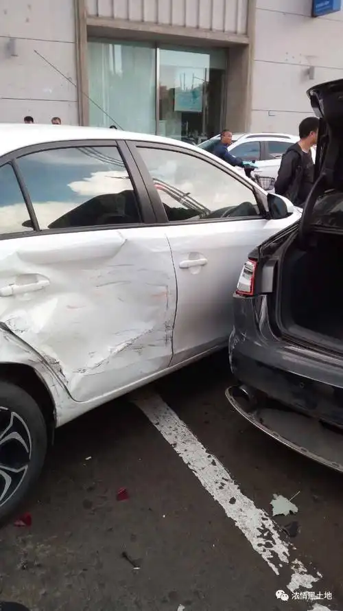 【突发】昨哈尔滨一辆白色现代越野车冲上道牙子,惨了