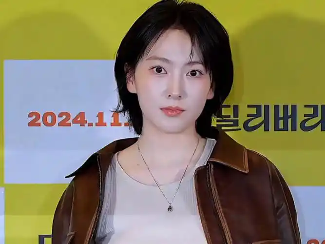 "短发也如此漂亮"kara成员姜智英活动现场为电影"宅男"打call.