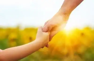 母亲连夜挖40斤大蒜给女儿冲上热搜:这个世界上最爱你的人是妈妈|母爱