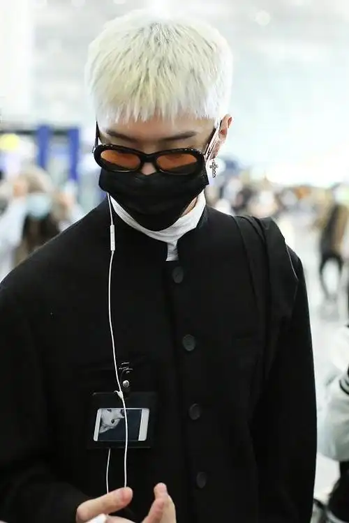 范丞丞不适合染白头发,虽然变惹眼了,整体搭配不够时髦