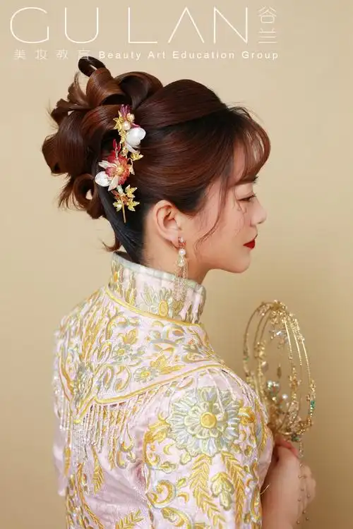 谷兰美妆教育频道的化妆造型作品《中式新娘盘发》