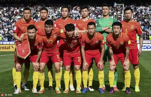 国足赛前全家福无论成败,我们作为记录者见证新星升起成长与洗礼,砥砺