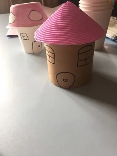 幼儿园手工纸箱房子